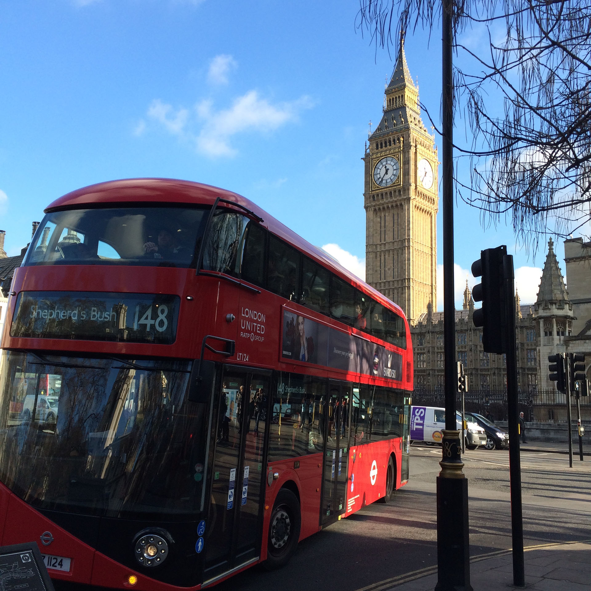 london-travel-tips-bus-at-parliament-square